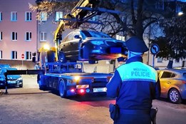 Hokejoví fanoušci parkují na místech, kde nesmí. Strážníci chystají na neděli speciální akci!